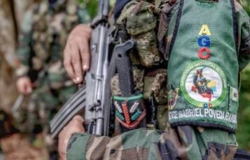 Denuncian que Clan del Golfo interceptó un bus en Santander.