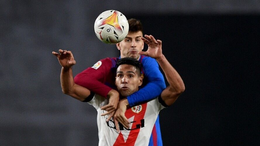 Defensor Gerard Piqué y delantero Radamel Falcao en el Rayo Vallecano vs. Barcelona. Foto: Denis Doyle/Getty Images