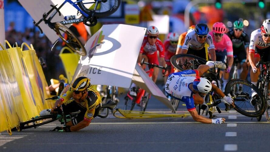 Groenewegen se impuso en la meta de Katowice en un final en el que cerró el paso a Jakobsen. Foto: Luc Claessen/Getty Images