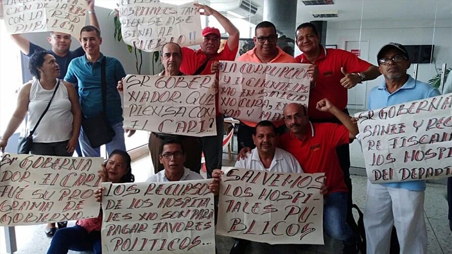 Varios trabajadores pertenecientes a las entidades de salud que están en crisis decidieron tomarse el piso 11 de la Gobernación del Atlántico. Foto: Silvana Salas (W Radio)