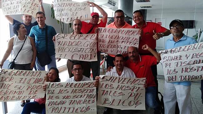 Varios trabajadores pertenecientes a las entidades de salud que están en crisis decidieron tomarse el piso 11 de la Gobernación del Atlántico. Foto: Silvana Salas (W Radio)