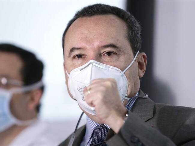 El secretario de Salud de Bogotá, Alejandro Gómez, insistió que es necesario conservar todas las medidas de bioseguridad al ver el encuentro deportivo. Foto: Colprensa / SERGIO ACERO