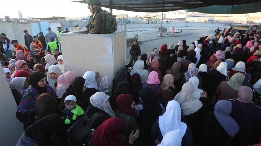 Palestinos desafían medidas de seguridad israelíes para asistir a Al-Aqsa durante Ramadán. Foto: Agencia Anadolu