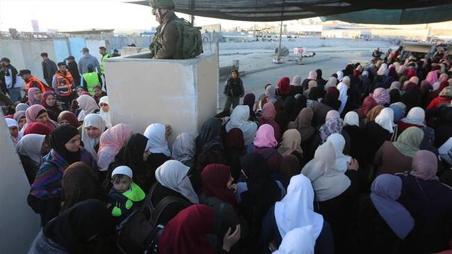Palestinos desafían medidas de seguridad israelíes para asistir a Al-Aqsa durante Ramadán. Foto: Agencia Anadolu