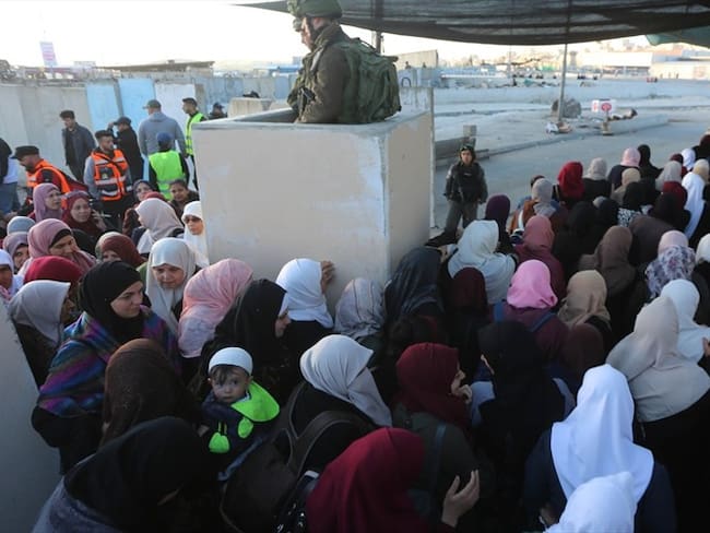 Palestinos desafían medidas de seguridad israelíes para asistir a Al-Aqsa durante Ramadán. Foto: Agencia Anadolu