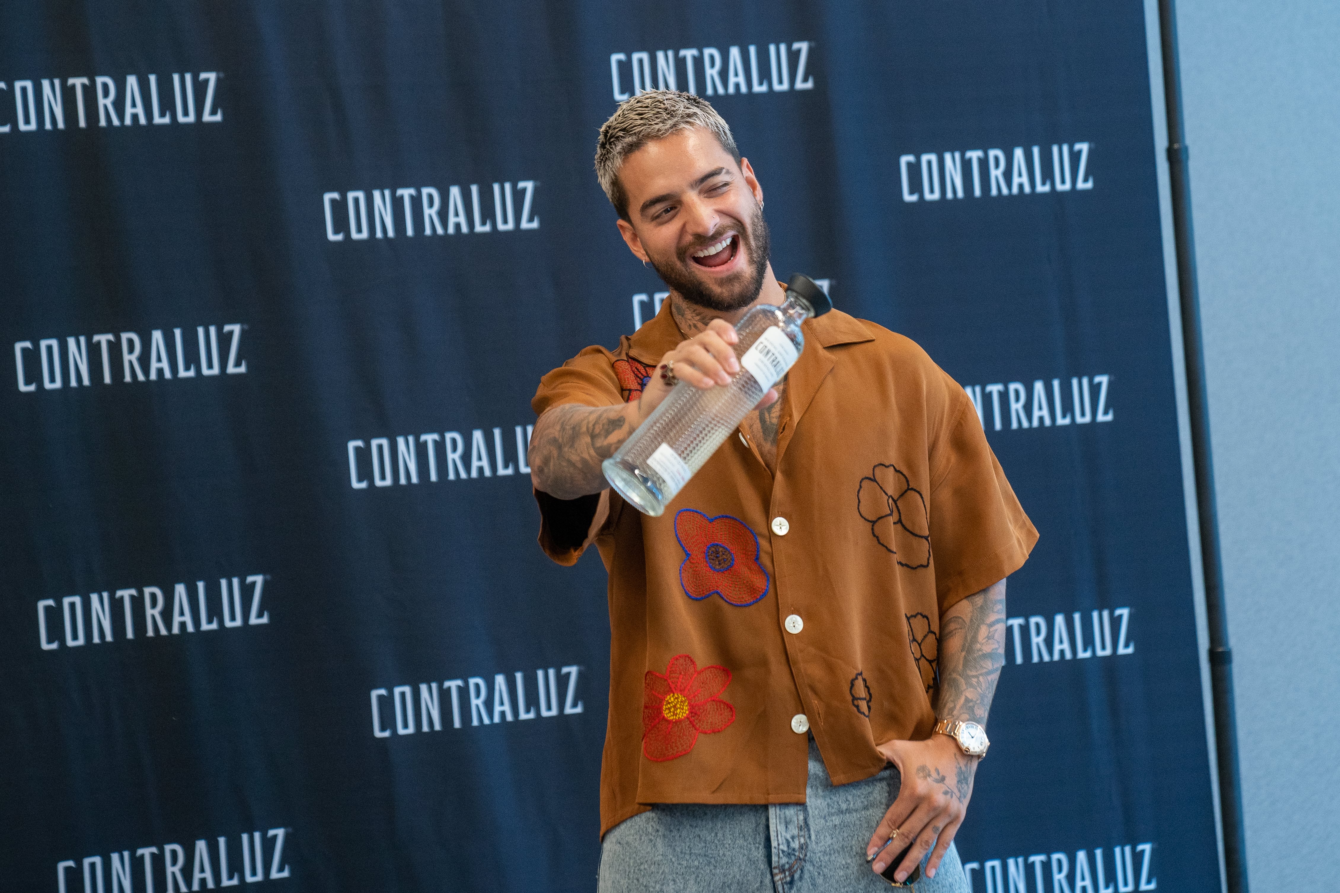 El cantante colombiano Maluma presenta su marca propia de mezcal durante una rueda de prensa, en Manhattan, Nueva York (Estados Unidos). Foto: EFE/ Angel Colmenares