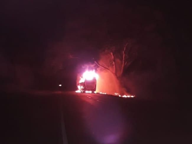Según la información de las autoridades, cuatro personas encapuchadas procedieron a la quema del vehículo. Foto: José Polo