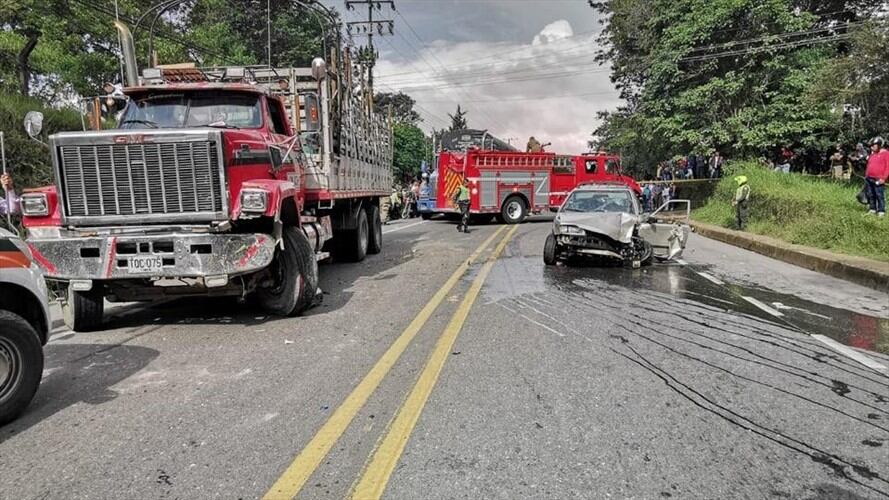 El conductor del vehículo habría invadido el carril contrario por causas hasta ahora desconocidas, lo que produjo una fuerte colisión. Foto: Bomberos Popayán