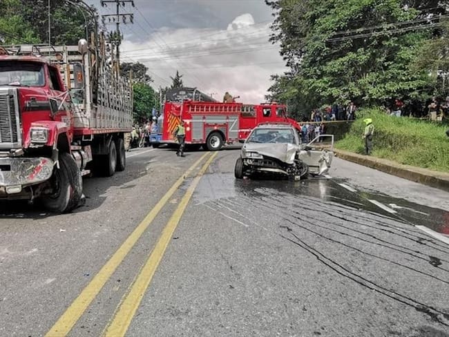 El conductor del vehículo habría invadido el carril contrario por causas hasta ahora desconocidas, lo que produjo una fuerte colisión. Foto: Bomberos Popayán