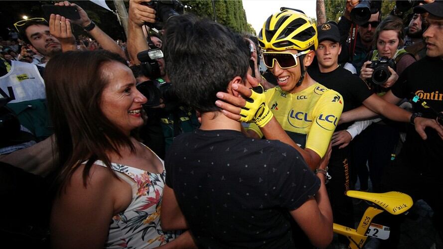 Egan Bernal celebra en familia su triunfo en el Tour. Foto: Getty Images