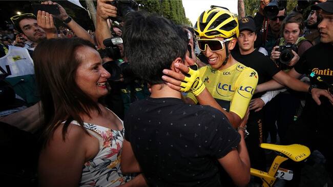 Egan Bernal celebra en familia su triunfo en el Tour. Foto: Getty Images