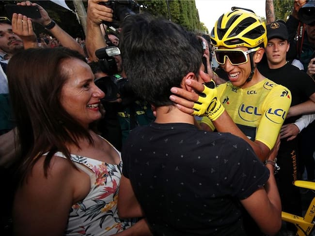 Egan Bernal celebra en familia su triunfo en el Tour. Foto: Getty Images