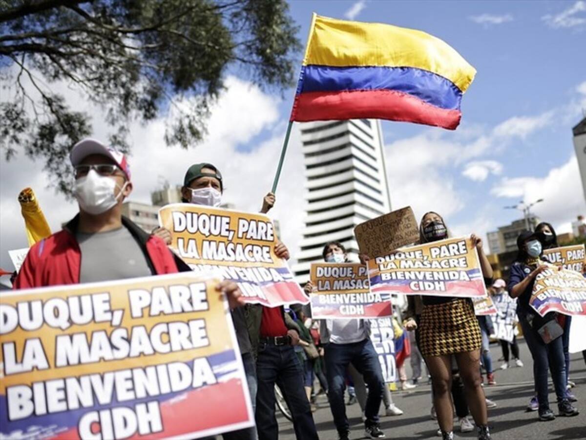 Ciudadanos en Bogotá recibieron a la CIDH con pancartas y arengas