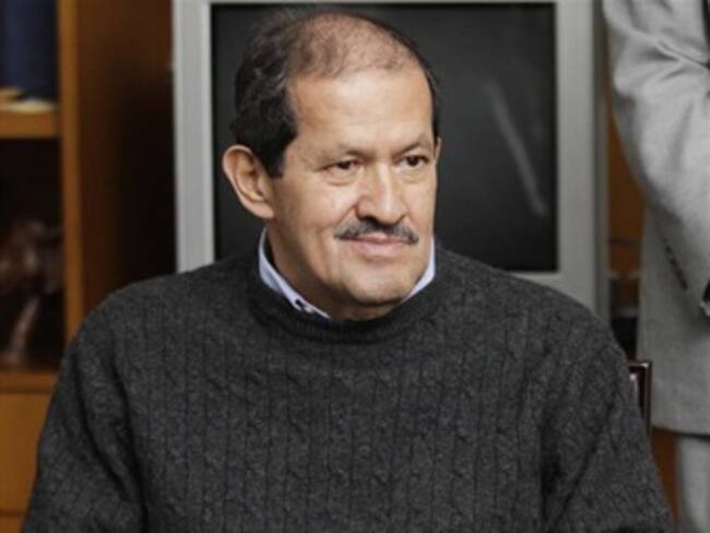 Ante su estado de salud, ¿el vicepresidente Angelino Garzón debe quedarse, renunciar o el senado debe resolver su situación?