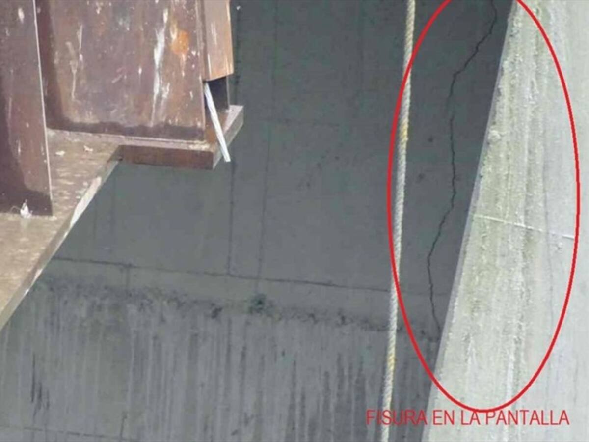 Evidencian grietas en el pilón que aún queda en pie del puente Chirajara