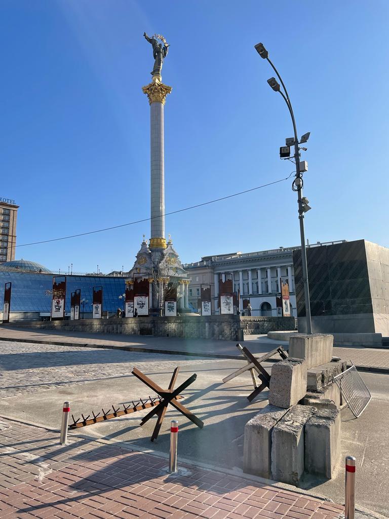 Barreras más pequeñas con púas destinadas a detener vehículos armados en la Plaza de la Independencia en Kiev.