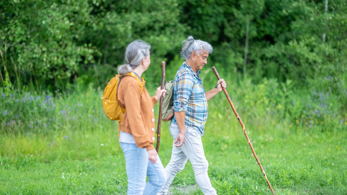 ¿Cuánto tiempo debe caminar una persona de la tercera edad? Beneficios y precauciones, según experto