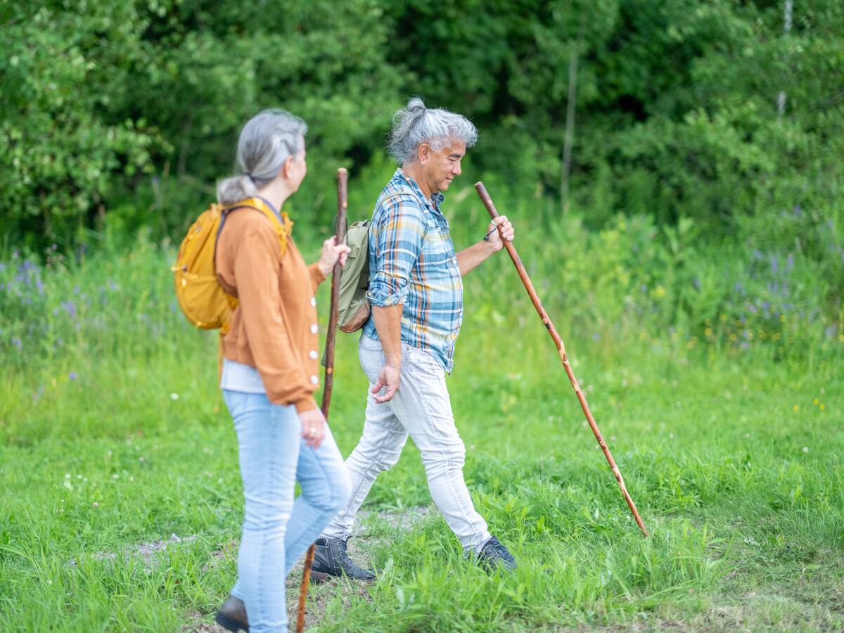 ¿Cuánto tiempo debe caminar una persona de la tercera edad? Beneficios y precauciones, según experto