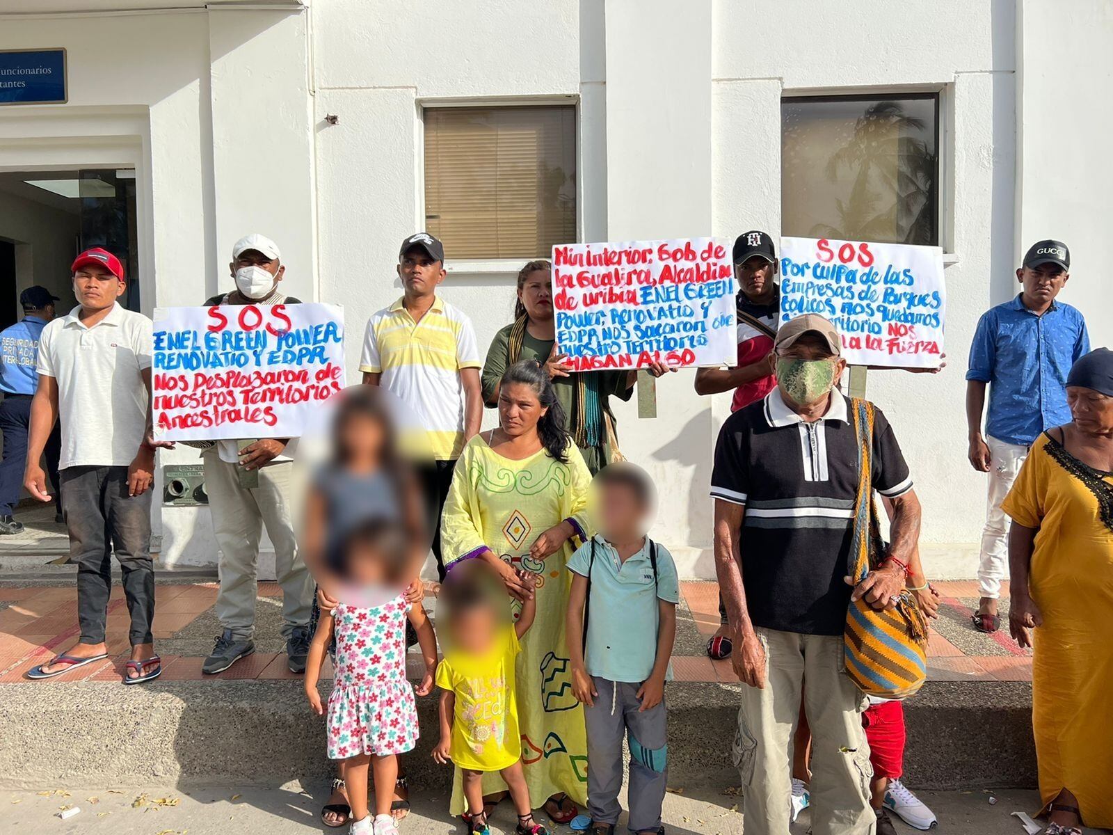 Familias indígenas llevan más de una semana viviendo en la intemperie en Uribia. Foto:  ONG Nación Wayuú.