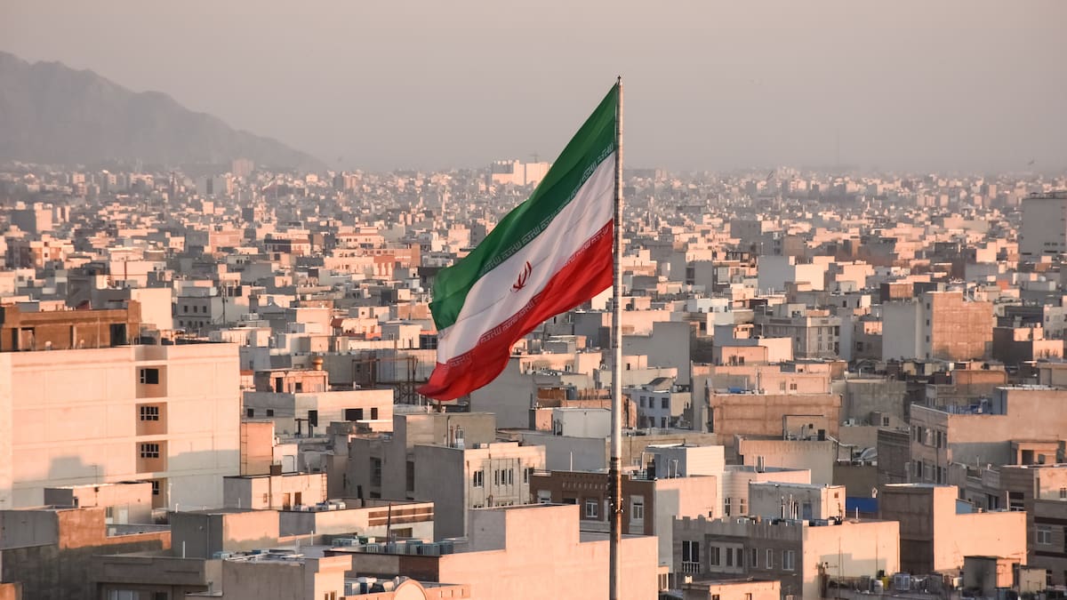 Irán ejecutó en público a dos hombres por ataque a santuario de Shiraz