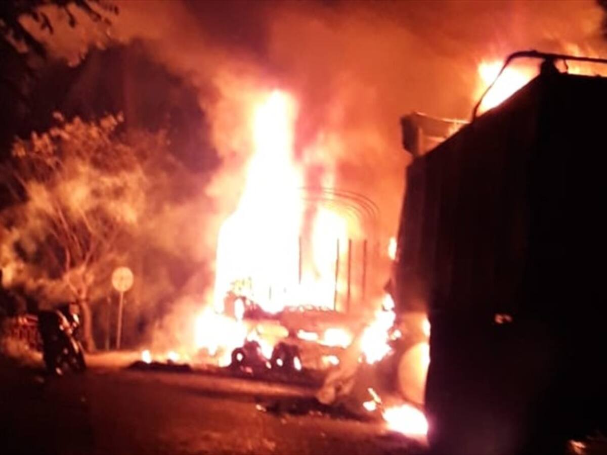 "ELN quemó dos camiones en Antioquia": Ejército