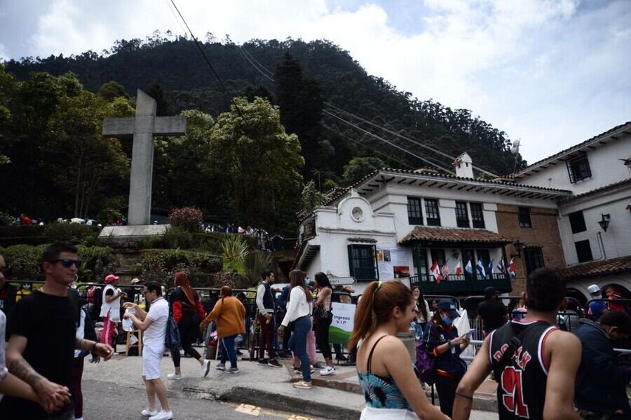 Más de 35.000 personas visitaron el cerro de Monserrate este viernes. Foto: Colprensa