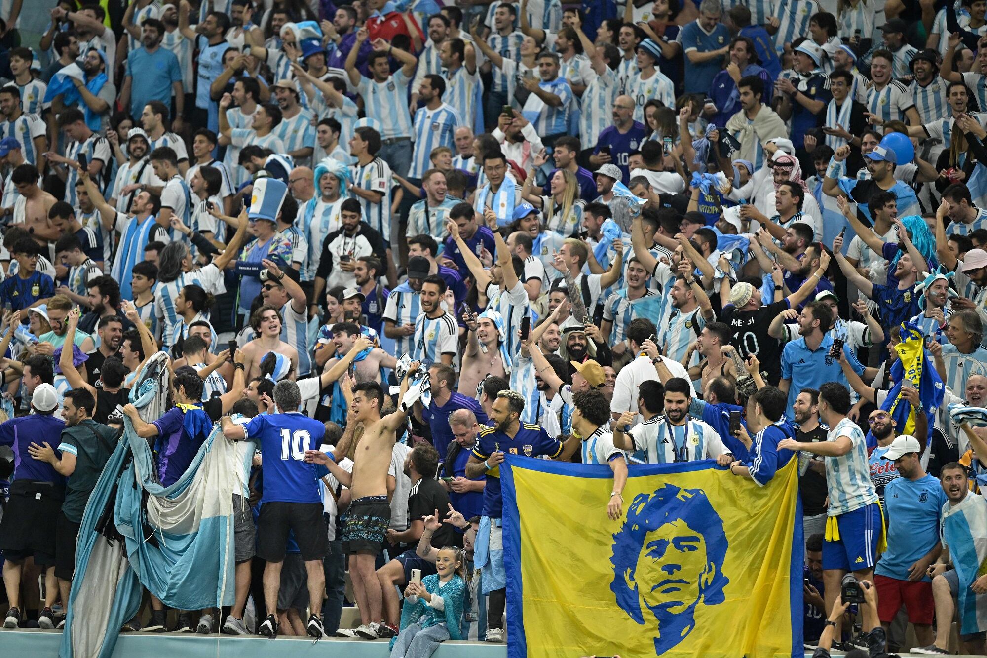 Hinchas de Argentina. (Photo by JUAN MABROMATA/AFP via Getty Images)