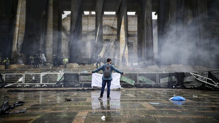 Manifestantes intentaron derribar vallas del Capitolio. Foto: Colprensa