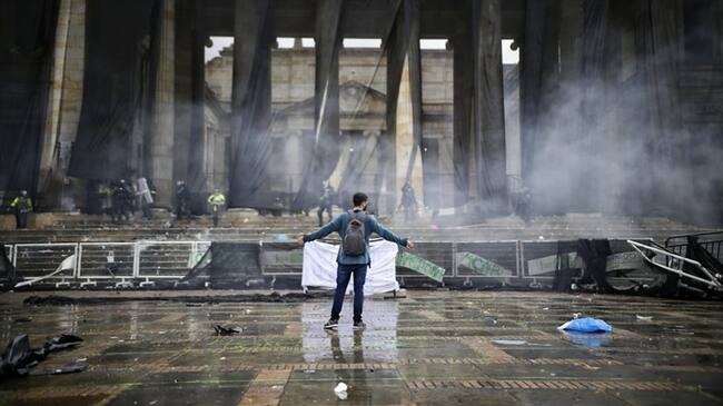 Manifestantes intentaron derribar vallas del Capitolio. Foto: Colprensa