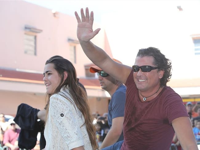 Lucy Vives junto a su padre, Carlos Vives. Foto: Getty Images