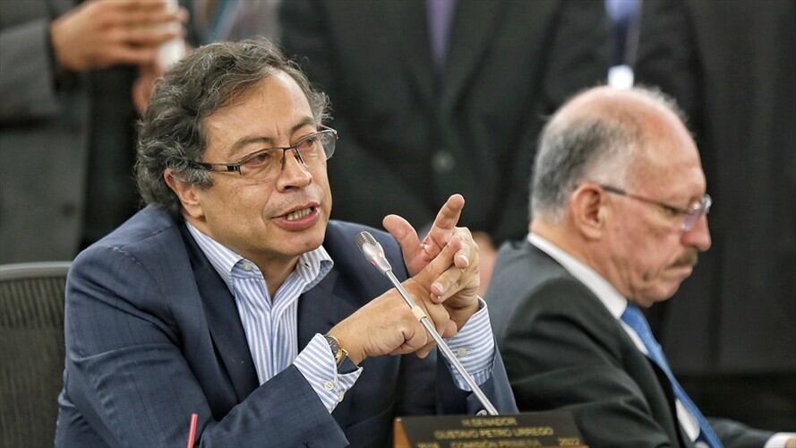 Las dos hijas del senador Gustavo Petro recibirán más de 72 millones de pesos cada una. Foto: Colprensa / CAMILA DÍAZ