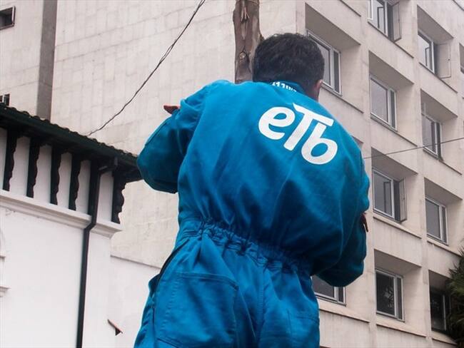 Algunos empleados de la ETB se reunieron para protestar por su posible venta. Foto: Colprensa