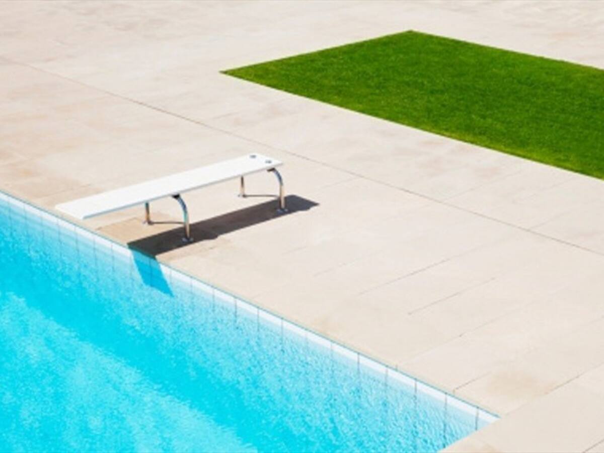 Conductora hizo caer el carro de sus papás en piscina de conjunto en Cali