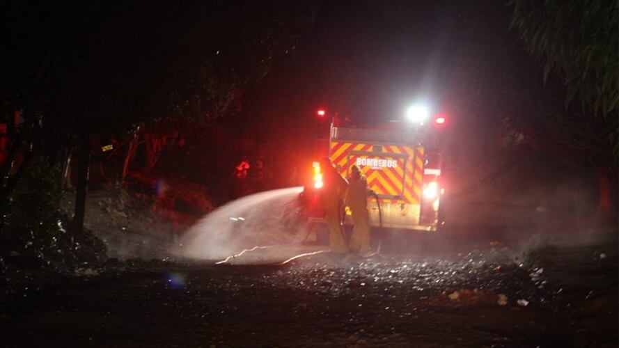 Un grupo de desconocidos atacaran con piedras al cuerpo de bomberos. Foto: Cortesía