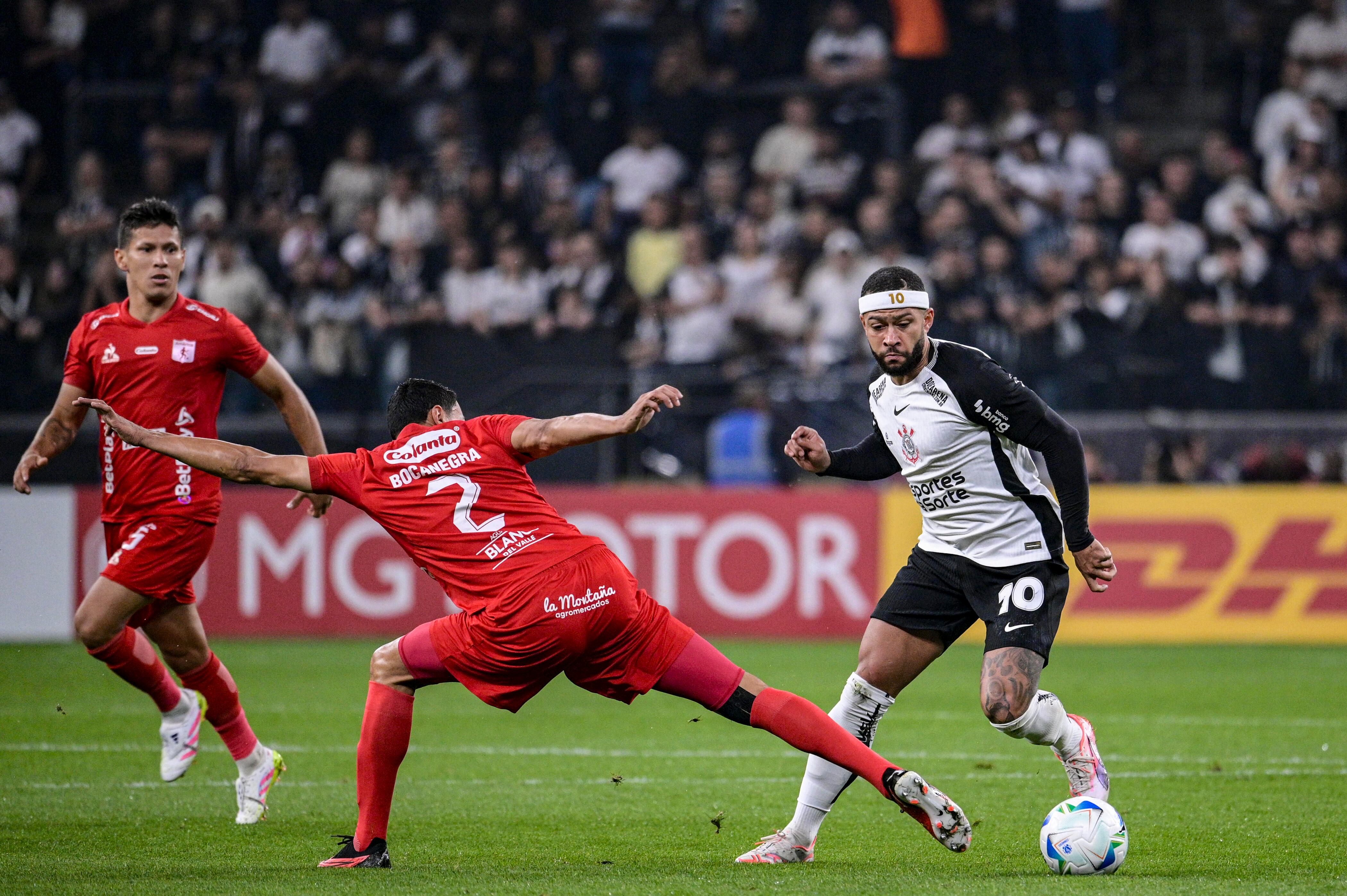 Memphis Depay de Corinthians ante Daniel Bocanegra de América en la cuarta fecha de la Copa Sudamericana. FOTO: Rebeca Schumacker/Sports Press Photo/Getty Images