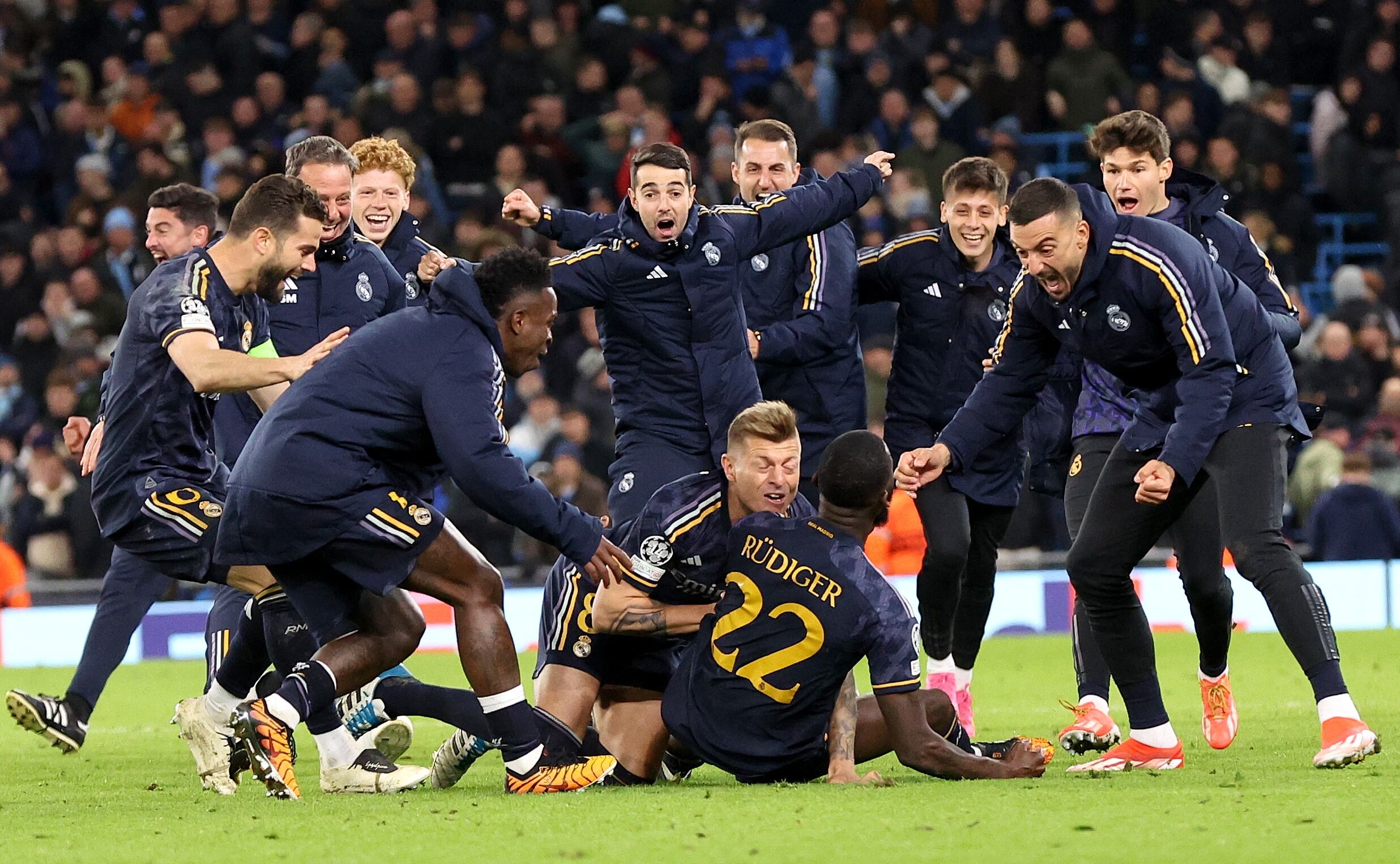 Jugadores del Real Madrid celebran triunfo por penales ante el Manchester City en Champions League. Foto: EFE/EPA/ADAM VAUGHAN