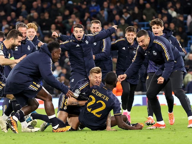 Jugadores del Real Madrid celebran triunfo por penales ante el Manchester City en Champions League. Foto: EFE/EPA/ADAM VAUGHAN