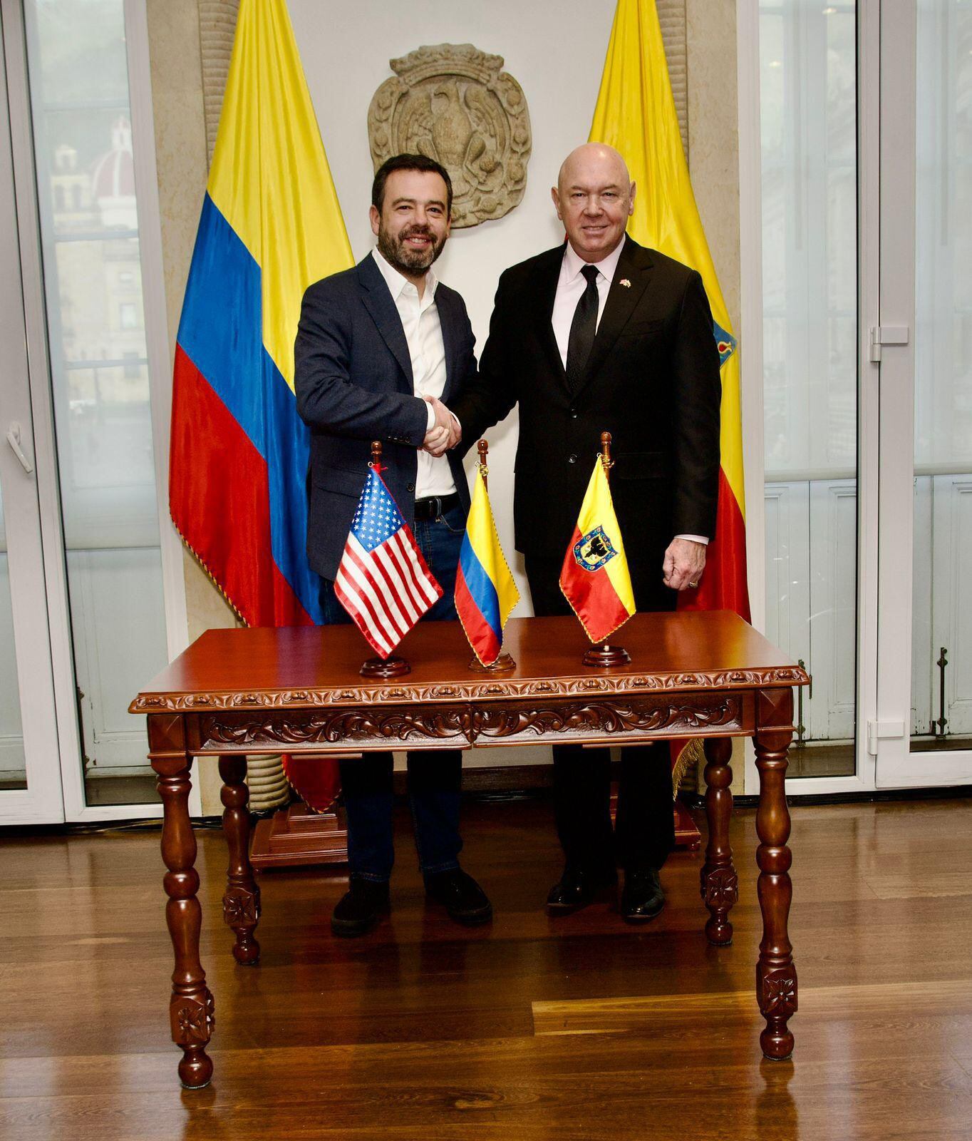 Carlos Fernando Galán y John McNamara. Foto: Embajada de Estados Unidos en Bogotá