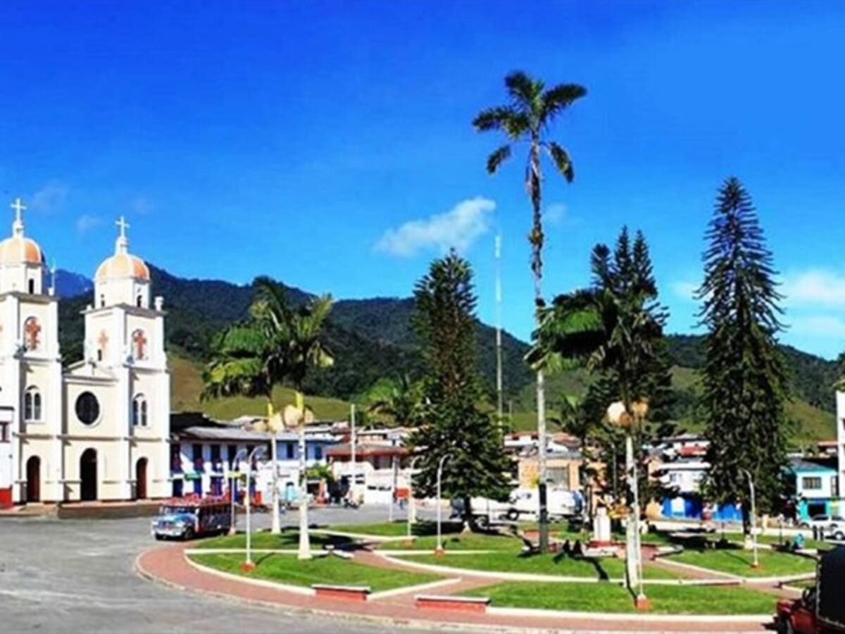 Los bomberos de Pueblo Rico, Risaralda, protegen el medio ambiente