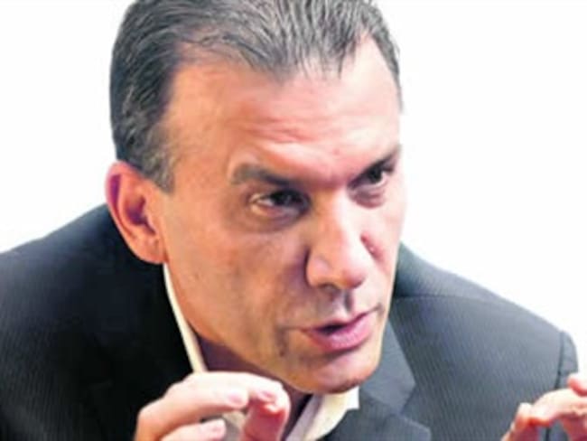 Santos ni necesita, ni puede, ni quiere cambiarse de partido, dice Roy Barreras