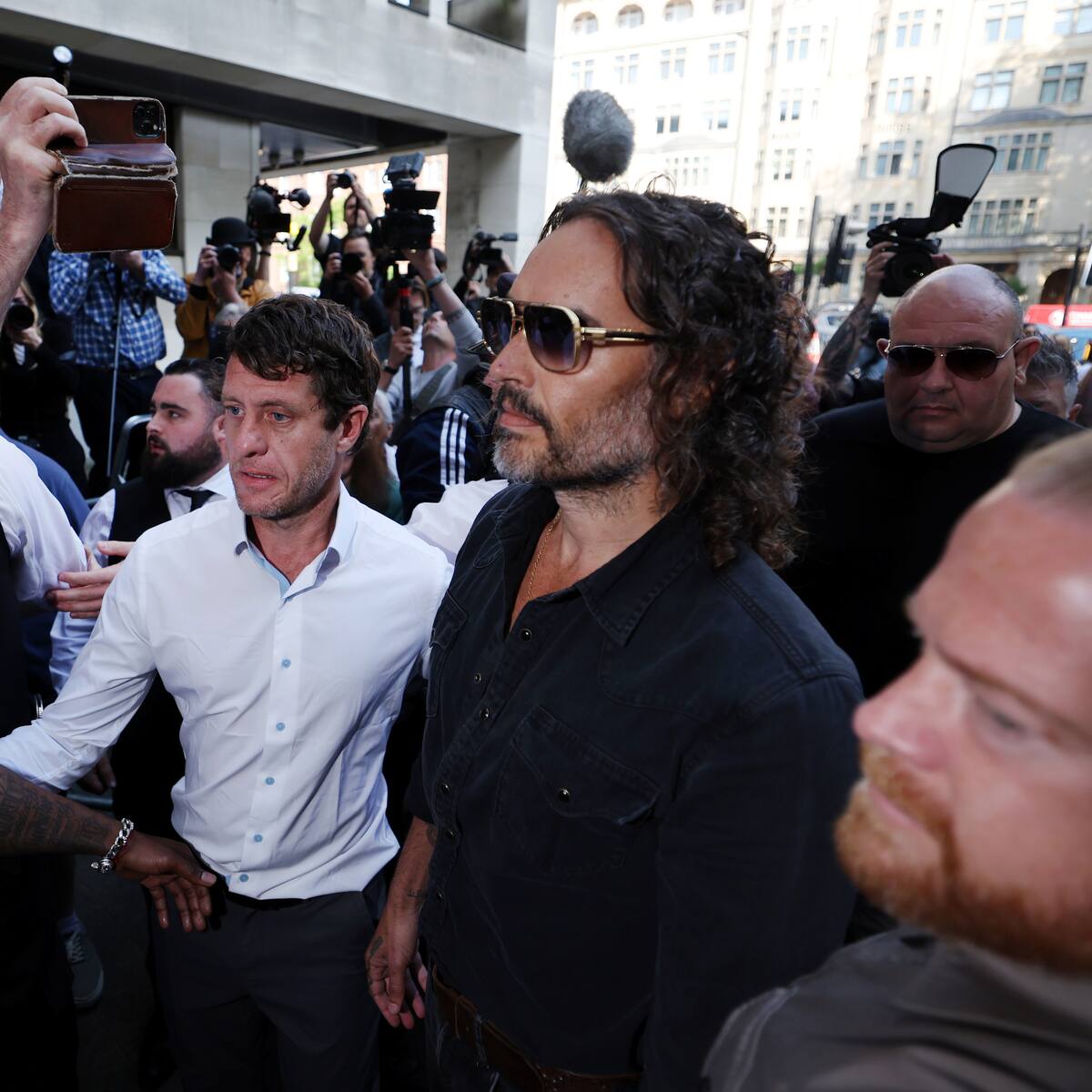 Actor británico Russell Brand deberá comparecer ante un tribunal por acusaciones de violación