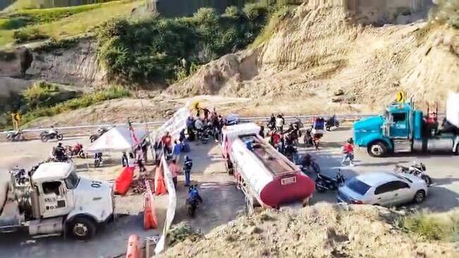 La carretera se habilitó después de 10 horas de bloqueo y se establecieron nuevos compromisos con el ministerio del Interior y la UNGR. Crédito: Red de Apoyo Cauca.