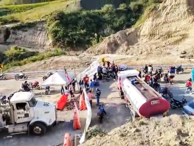 La carretera se habilitó después de 10 horas de bloqueo y se establecieron nuevos compromisos con el ministerio del Interior y la UNGR. Crédito: Red de Apoyo Cauca.