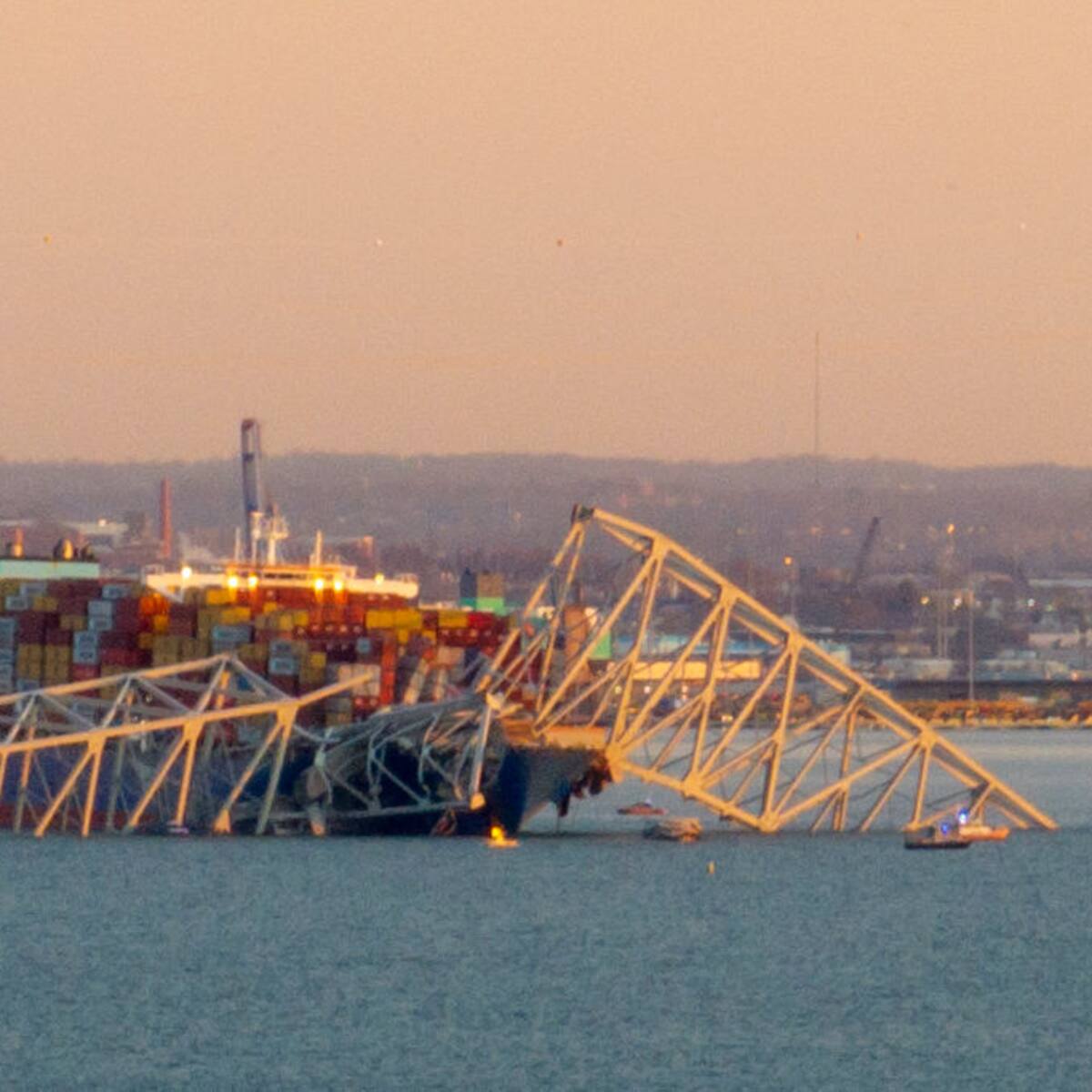 Bajas temperaturas dificultan rescate de desaparecidos tras colapso de puente en Baltimore