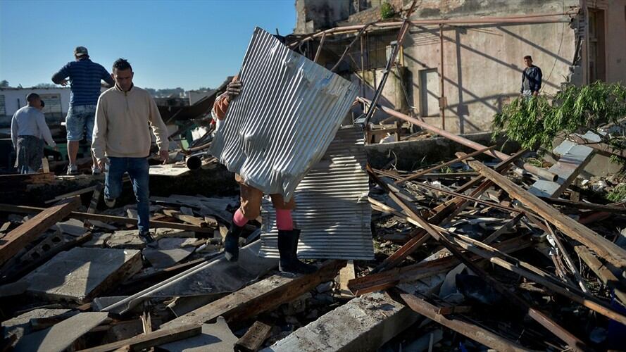 Cientos de personas se han movilizado a través de redes sociales para hacer llegar alimentos, vestimenta, medicinas y artículos de limpieza a los damnificados.. Foto: Getty Images