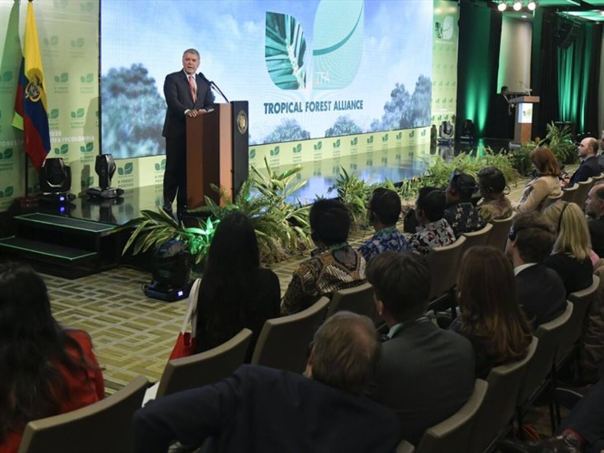 Duque pide a Congreso aprobar ley que promueve vehículos eléctricos en el país