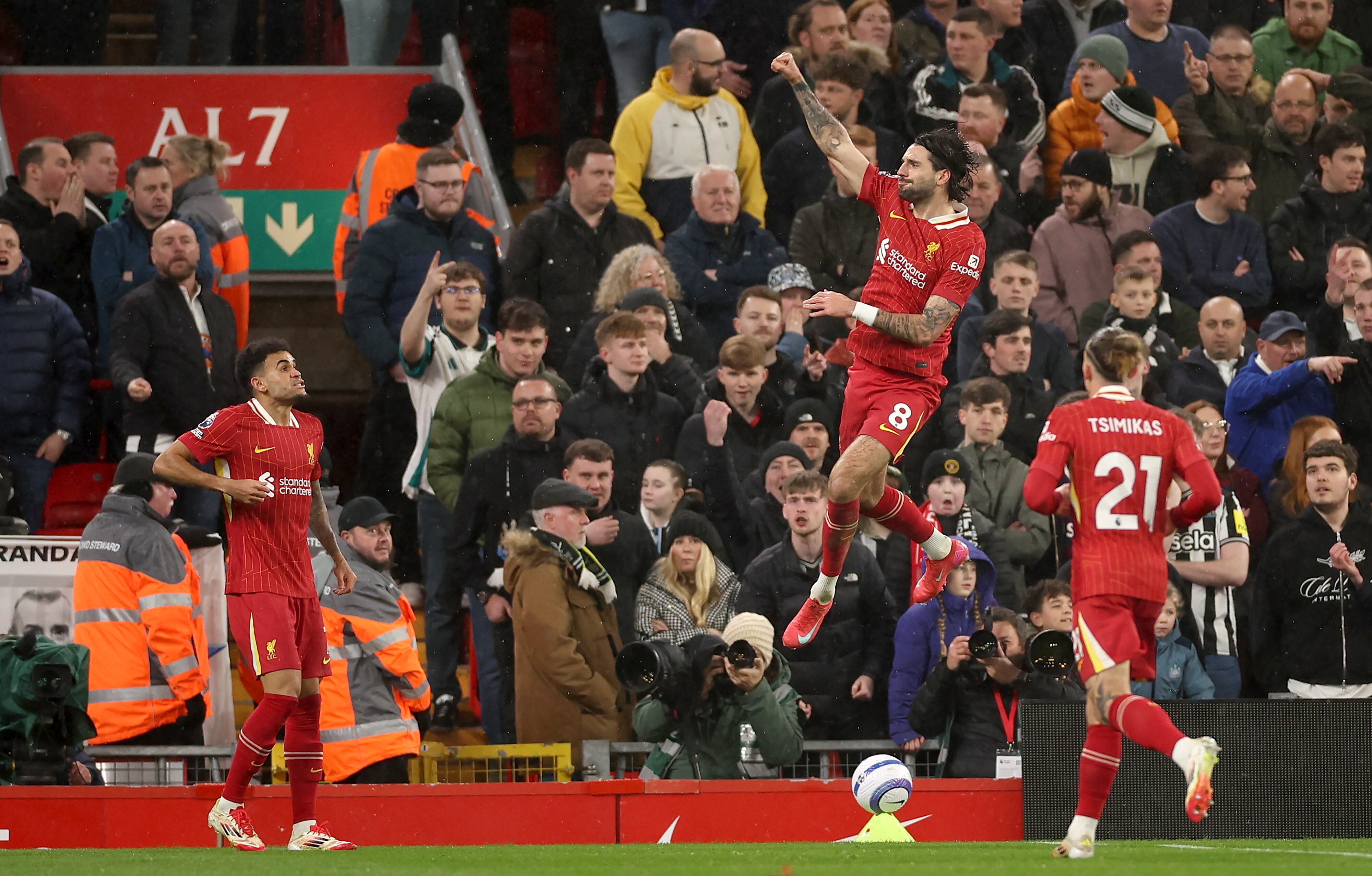 LIVERPOOL (United Kingdom), 26/02/2025.- Dominik Szoboszlai (C) of Liverpool celebrates after scoring the opening goal during the English Premier League match between Liverpool FC and Newcastle United, in Liverpool, Britain, 26 February 2025. (Reino Unido) EFE/EPA/ADAM VAUGHAN EDITORIAL USE ONLY. No use with unauthorized audio, video, data, fixture lists, club/league logos, 'live' services or NFTs. Online in-match use limited to 120 images, no video emulation. No use in betting, games or single club/league/player publications.
