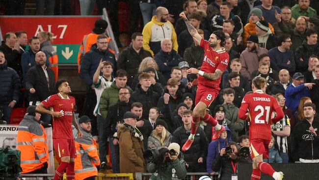 LIVERPOOL (United Kingdom), 26/02/2025.- Dominik Szoboszlai (C) of Liverpool celebrates after scoring the opening goal during the English Premier League match between Liverpool FC and Newcastle United, in Liverpool, Britain, 26 February 2025. (Reino Unido) EFE/EPA/ADAM VAUGHAN EDITORIAL USE ONLY. No use with unauthorized audio, video, data, fixture lists, club/league logos, 'live' services or NFTs. Online in-match use limited to 120 images, no video emulation. No use in betting, games or single club/league/player publications.