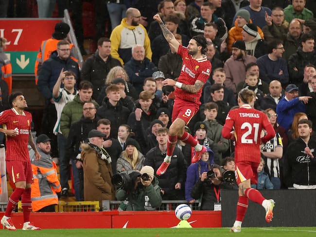 LIVERPOOL (United Kingdom), 26/02/2025.- Dominik Szoboszlai (C) of Liverpool celebrates after scoring the opening goal during the English Premier League match between Liverpool FC and Newcastle United, in Liverpool, Britain, 26 February 2025. (Reino Unido) EFE/EPA/ADAM VAUGHAN EDITORIAL USE ONLY. No use with unauthorized audio, video, data, fixture lists, club/league logos, 'live' services or NFTs. Online in-match use limited to 120 images, no video emulation. No use in betting, games or single club/league/player publications.