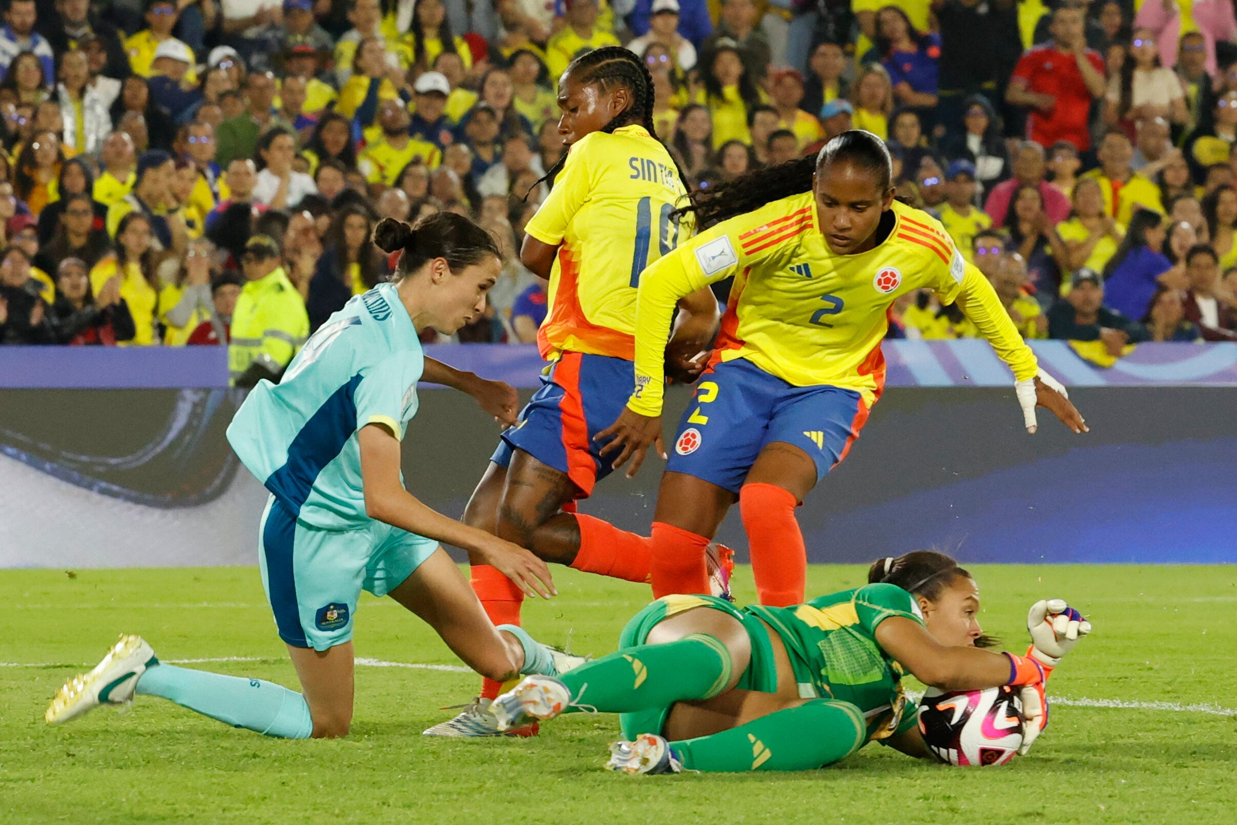 AMDEP5541. BOGOTÁ (COLOMBIA), 31/08/2024.- Luisa Agudelo (abajo) portera de Colombia atrapa un balón este sábado, en un partido del grupo A de la Copa Mundial Femenina sub-20 entre las selecciones de Colombia y Australia en el estadio El Campín en Bogotá (Colombia). EFE/ Mauricio Dueñas Castañeda